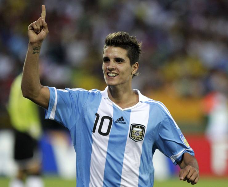 9 agosto 2011: Lamela esulta con la maglia dell&#39;Argentina, dopo il gol segnato all’Egitto nel campionato mondiale Under20 (Reuters)